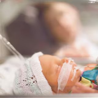 Chez certains enfants, la bronchiolite peut être grave et nécessiter une hospitalisation. © Steve Lovegrove, Adobe Stock